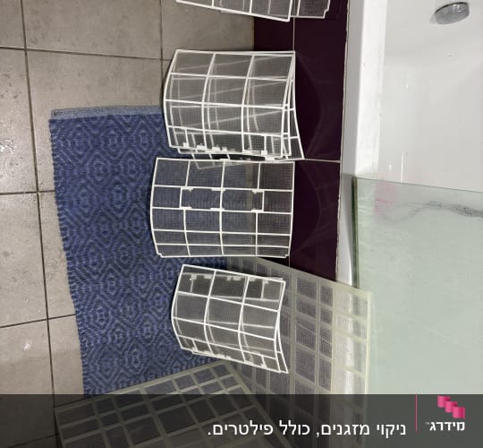מסנני אוויר מונחים לייבוש על רצפה
